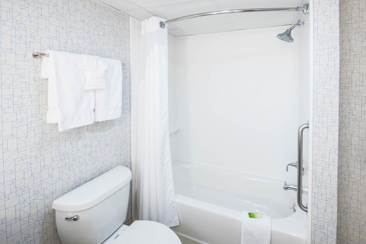 Holiday Inn Express Woodbridge By Ihg Avenel Εξωτερικό φωτογραφία