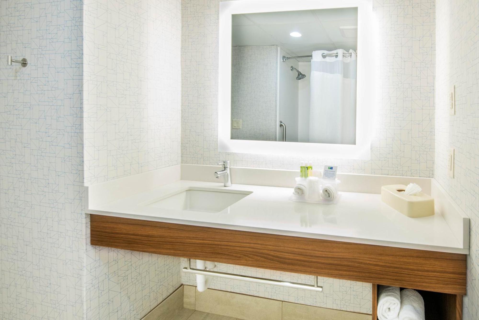 Holiday Inn Express Woodbridge By Ihg Avenel Εξωτερικό φωτογραφία